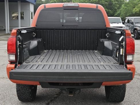 Used 2018 Toyota Tacoma TRD Sport w/ Technology Package RWD image 9