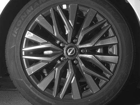 Used 2025 Nissan Altima 2.5 SV FWD image 13