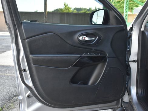 Used 2020 Jeep Cherokee Latitude Plus AWD/4WD image 11
