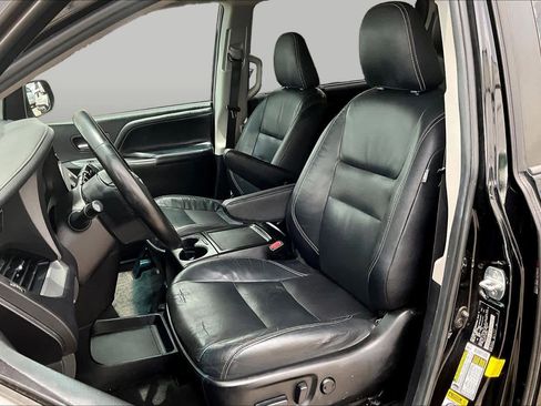 Used 2015 Toyota Sienna SE FWD image 8