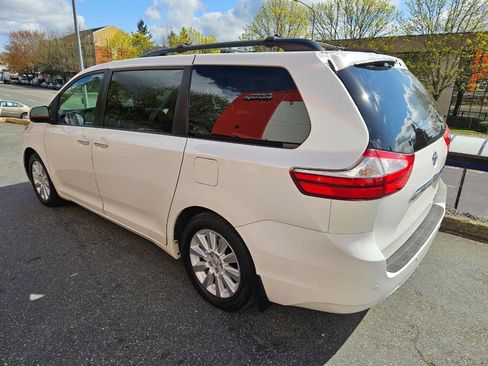 Used 2015 Toyota Sienna XLE w/ XLE Navigation Package image 5