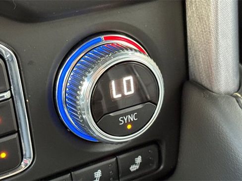 Used 2024 GMC Yukon SLT image 31