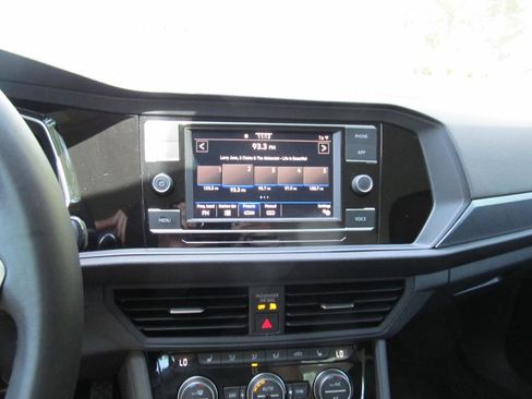 Used 2022 Volkswagen Jetta SE image 55