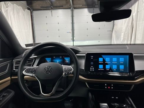 Used 2025 Volkswagen Atlas Cross Sport SE image 16