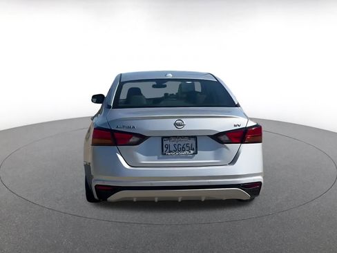 Used 2024 Nissan Altima 2.5 SV image 12
