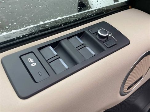 Used 2021 Land Rover Discovery S image 14