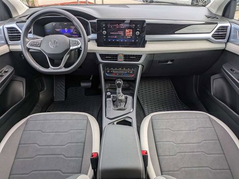 Used 2025 Volkswagen Taos SE w/ Panoramic Sunroof Package image 16