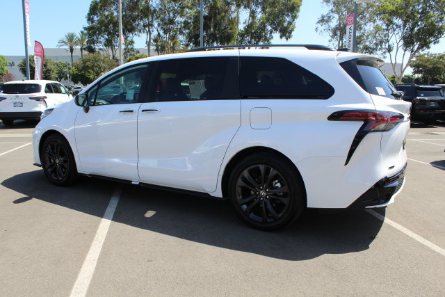 Certified 2026 Toyota Sienna XSE FWD image 12
