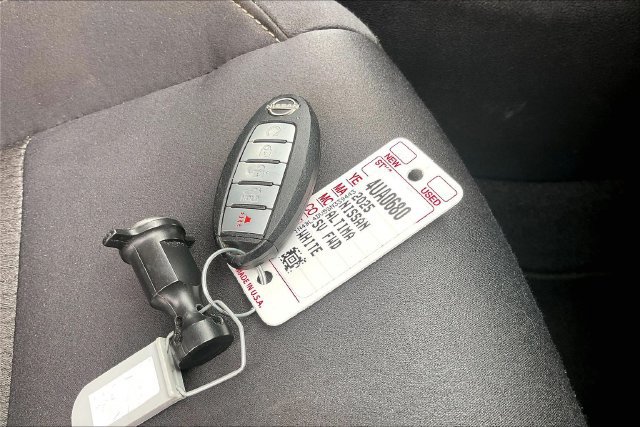 Used 2025 Nissan Altima 2.5 SV FWD image 12