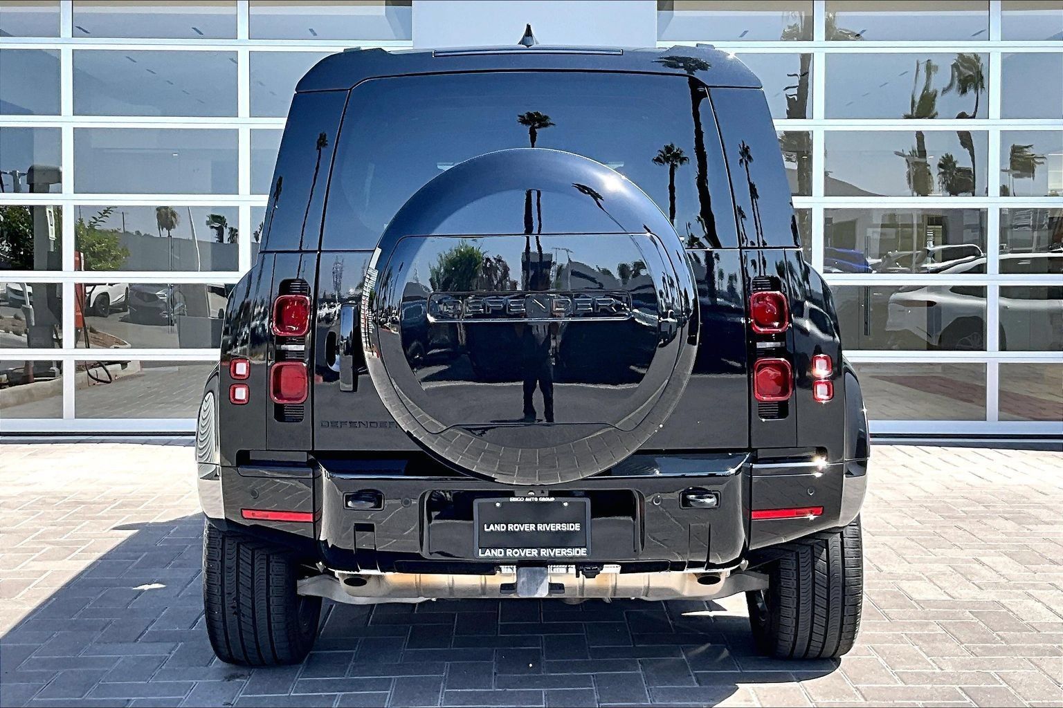Used 2025 Land Rover Defender 110 X-Dynamic SE AWD/4WD image 4