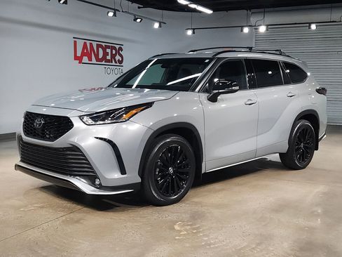 Certified 2025 Toyota Highlander XSE AWD/4WD image 3