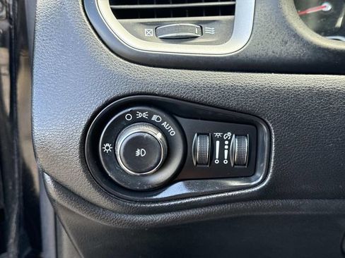 Used 2020 Jeep Renegade Latitude w/ UConnect 8.4 Nav Group AWD/4WD image 26
