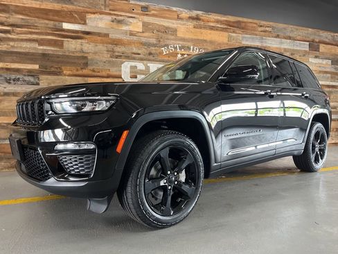 Used 2023 Jeep Grand Cherokee Limited w/ Black Appearance Package AWD/4WD image 11