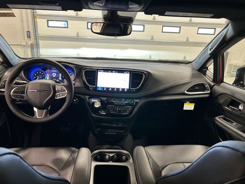New 2026 Chrysler Pacifica Select image 30