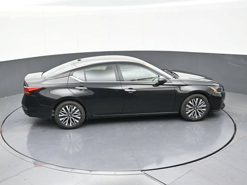 Used 2025 Nissan Altima 2.5 SV FWD image 61