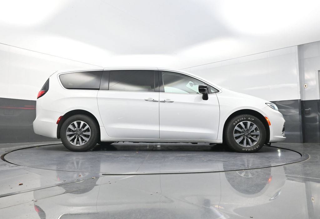 Used 2024 Chrysler Pacifica Limited FWD image 31