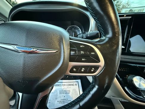 Used 2021 Chrysler Pacifica Touring-L image 29