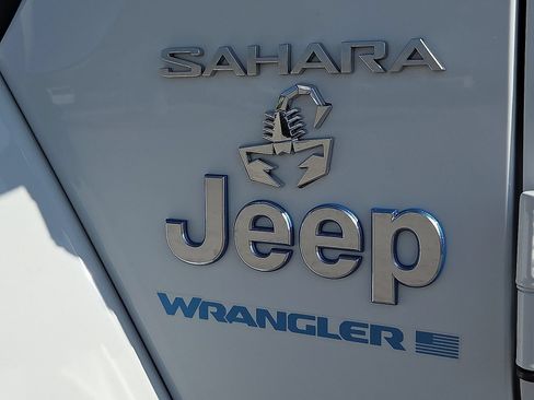Used 2023 Jeep Wrangler Unlimited Sahara AWD/4WD image 8