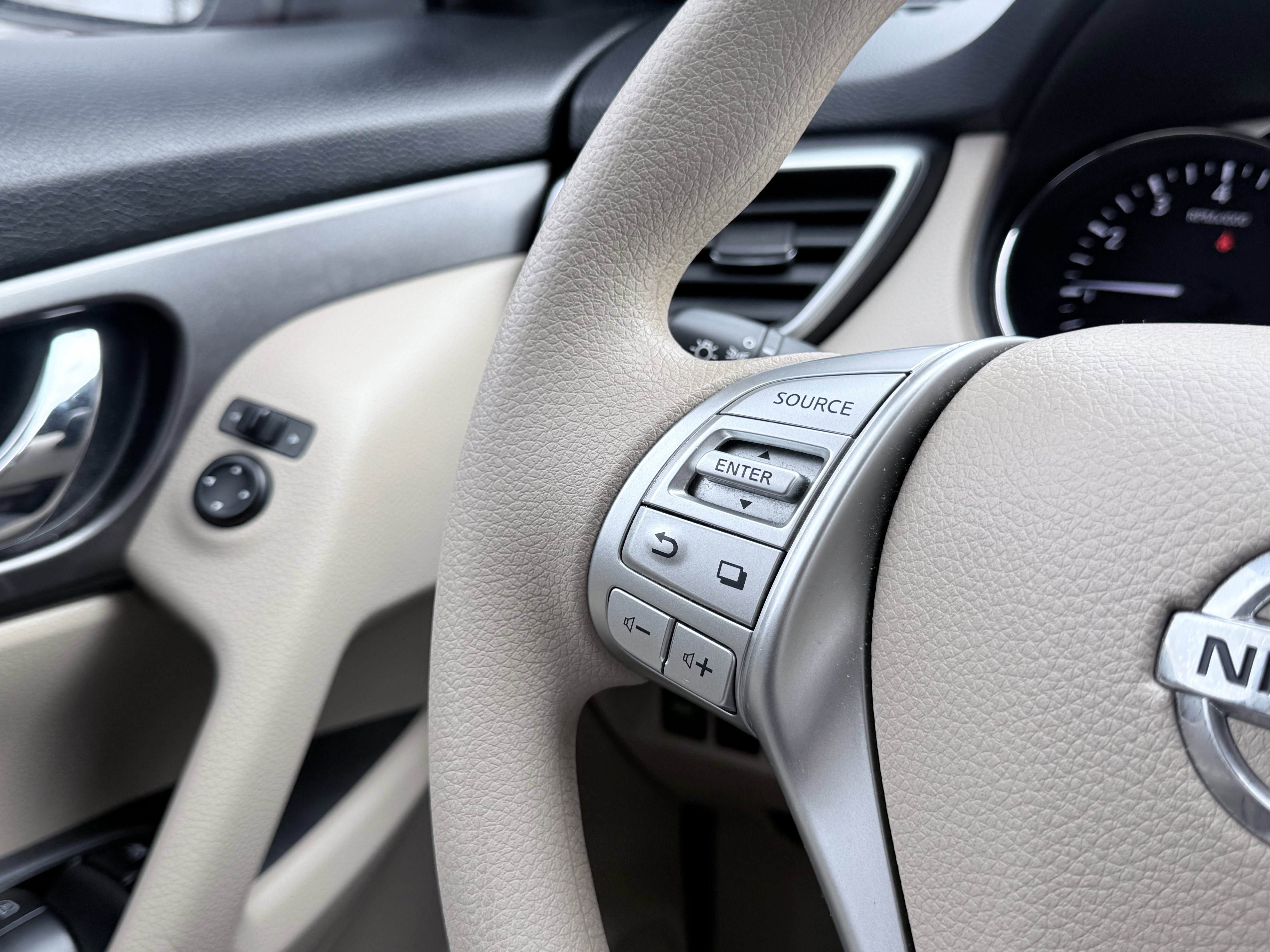Used 2015 Nissan Rogue S FWD image 56
