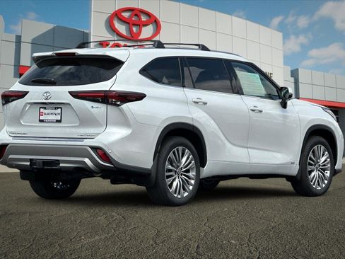 Certified 2026 Toyota Highlander Platinum AWD/4WD image 3