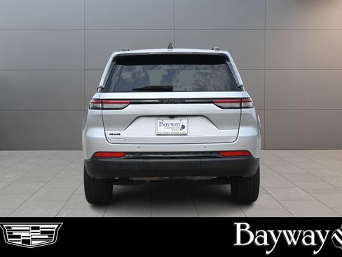 Used 2023 Jeep Grand Cherokee Altitude AWD/4WD image 6