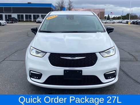 Used 2024 Chrysler Pacifica Touring-L image 2