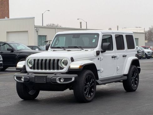 Used 2025 Jeep Wrangler Unlimited Sahara AWD/4WD image 3