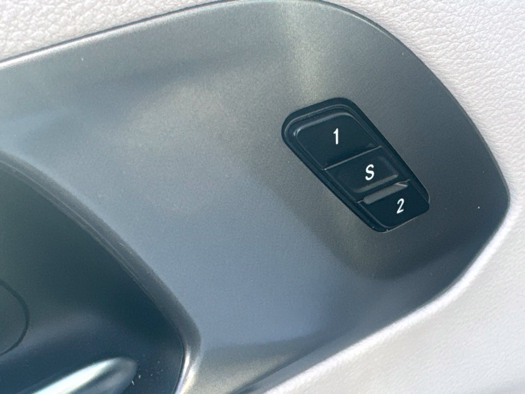 Used 2024 Chrysler Pacifica Touring-L FWD image 27