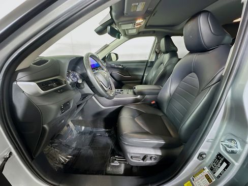 Used 2024 Toyota Highlander XLE image 12