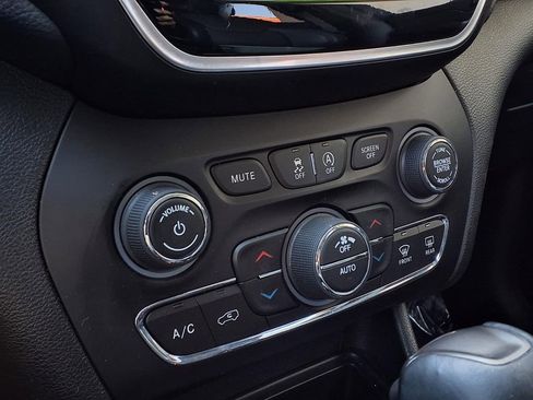 Used 2019 Jeep Cherokee Limited w/ Trailer Tow Group image 9