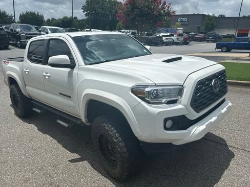 Used 2020 Toyota Tacoma TRD Sport w/ TRD Premium Sport Package AWD/4WD image 4