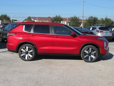 New 2025 Mitsubishi Outlander SE image 2