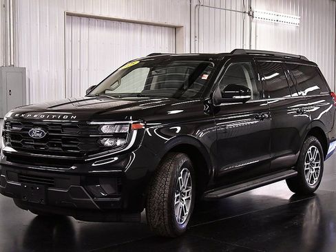 Used 2025 Ford Expedition Active image 3
