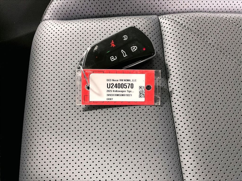 Used 2025 Volkswagen Tiguan SE AWD/4WD image 31