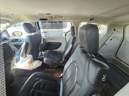 Used 2020 Chrysler Pacifica Touring-L FWD image 11