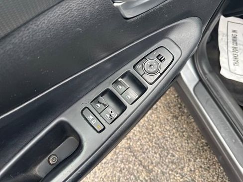 Used 2019 Hyundai Santa Fe SE image 11