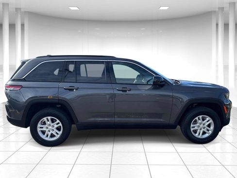 Used 2024 Jeep Grand Cherokee Laredo w/ Luxury Tech Group I AWD/4WD image 2