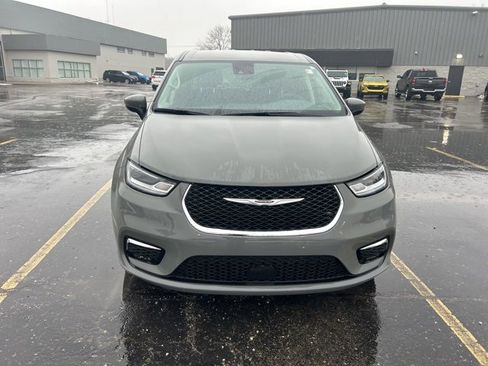 Used 2023 Chrysler Pacifica Touring-L image 6