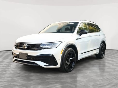 Used 2023 Volkswagen Tiguan SE R-Line AWD/4WD image 3