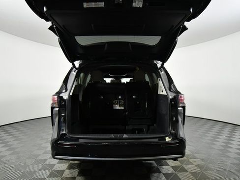 Used 2024 Toyota Sienna Limited image 28
