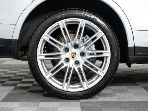 Used 2018 Porsche Cayenne Platinum Edition w/ Premium Package image 39