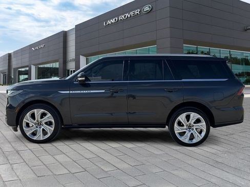 Used 2025 Lincoln Navigator Reserve AWD/4WD image 2