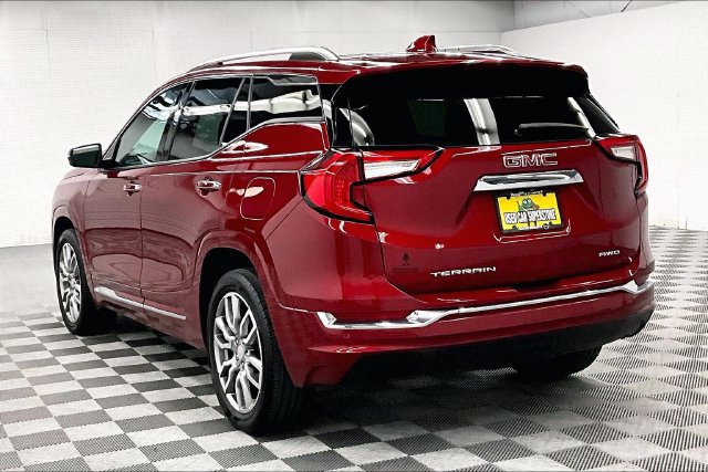 Used 2024 GMC Terrain Denali w/ Denali Premium Package AWD/4WD image 2