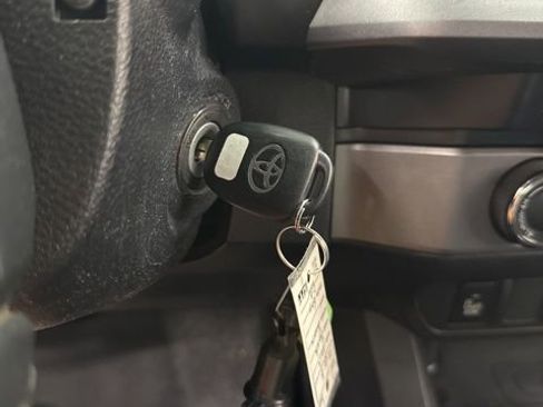 Used 2019 Toyota Tacoma TRD Off-Road w/ Technology Package AWD/4WD image 31