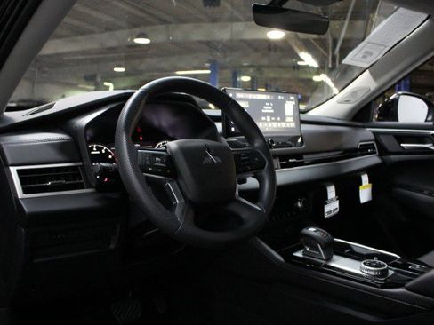 New 2025 Mitsubishi Outlander ES image 5
