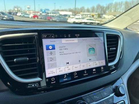 Used 2024 Chrysler Pacifica Touring-L image 10