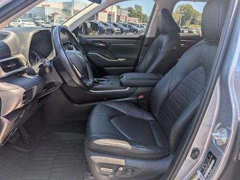 Used 2022 Toyota Highlander XLE FWD image 7
