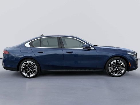 New 2026 BMW 530i xDrive w/ Executive Package image 2