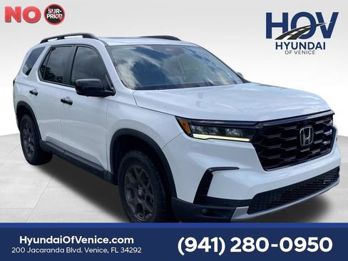 Used 2024 Honda Pilot TrailSport image 1