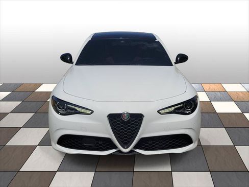 Used 2023 Alfa Romeo Giulia Veloce RWD image 2